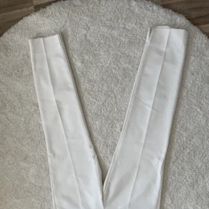 Chinos från Zara - Ett par eleganta och tidslösa chinos från Zara i storlek S. Pris: 200kr. Finns i Halmstad eller Kalmar annars står köparen för frakt. OBS! Aldrig använda!!