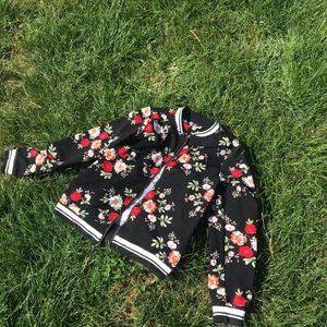 Superfin tröja med blommor 🌹  - Super fin tröja med blommor. Använd några gånger men är fortfarande i nyskick. I storlek 152 men jag som är XS/S och 170 cm lång hade typ kunnat ha på mig den fortfarande, lite lite kort i ärmarna bara. Så skulle säga att den är lite större än 152. Jättebskväm och sååå snygg! Köpare betalar frakt. 