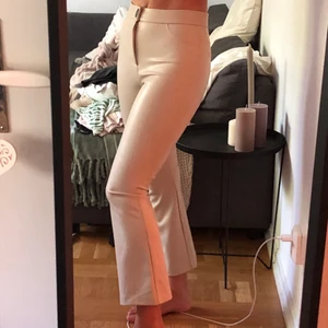 Beige skinnbyxor zara i nyskick - Skinnbyxor från zara, helt oanvända. 