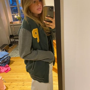 Collagejacka  - College jacka/kofta.                                                              Storlek: L, men passar mindre storlekar oxå beroende på hur oversized man vill ha den!                                                        Pris: 200kr+frakt