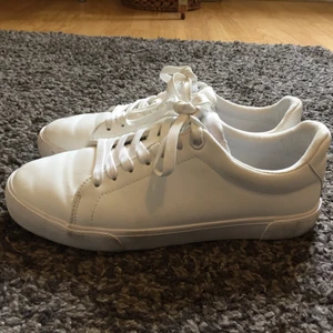 Vita sneakers  - Vita sneakers från H&M, knappt använda. Storlek 39, skriv om ni vill ha fler bilder eller undrar något :) 