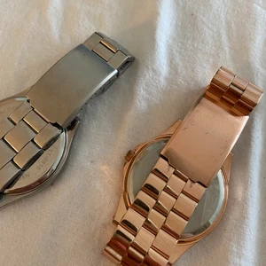 Klockor  - En klocka i silver från regal och en i roséguld från kerr/rosenburg.  150 för regal, 250 för kerr/rosenburg eller 300 kr för båda!