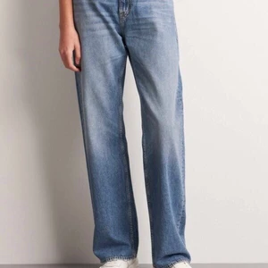 Tiger of Sweden - Ljusblå Jeans - Midwaist med raka ben, relaxed-fit, i färgen ”sun stone”. Helt oanvända, dom är helt enkelt för korta för mig som är 1.82. Storlek: 30 i midja - 32 längd.