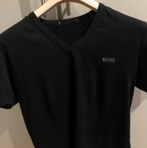 Hugo boss - En jättefin Hugo boss fejk T-shirt i strl M!❤️🥰