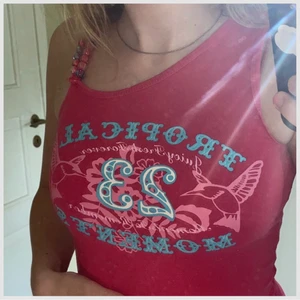 söt y2k mini klänning - fett cool och söt klänning som är köpt bid början av 2000-tal. Sjukt cool som ger mig y2k vibes med one sided ärm med pärlor på den ena axeln. Har endast en brun fläck på längre ner av klänningen på sidan. (fråga mig om bild ifall de behövs) Men man kan klippa den till en topp om man vill annars! 😍 Barnstorlek (134/140) men passae mig som har S men även för mindre storlekar! Köparen står för frakt. 🥰