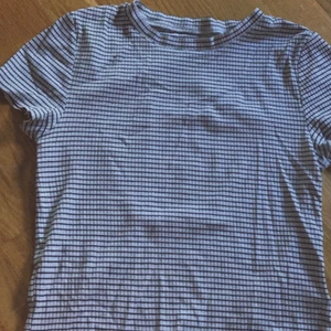 Randig T-shirt topp 👕 - En randig topp i svart & vit! Använt en gång👆 GRATIS + 24kr frakt =  totalt!🤍