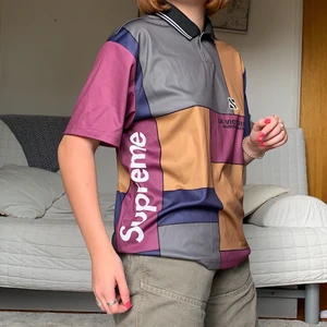 Supreme Skjorta  - Säljer denna ÄKTA t-shirt från Supreme 2020 i storlek Small. Aldrig använd endast testad, säljs för över $200 på grailed💖