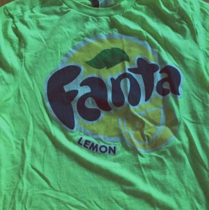 Fanta Lemon T-shirt 🍋🥤 - En Fanta Lemon Tröja I storleken XS-S. Bra kvalitet!🥤 GRATIS + 24kr frakt = 34kr totalt! skickas samma dag som du betalar 