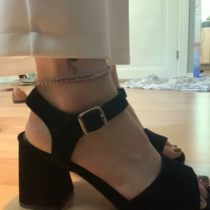 Klackskor  - Fina skor i ganska bra skick och sköna. Klacken år ganska stor och inte så himla skön så ganska lätta att gå i💗