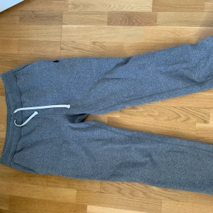 Ralph Lauren mjukis stl M - Nyskick, nypris ca 1200, storlek M, passar både tjej och kille, band i midjan och vid fotleder som går att dra åt, pris kan diskuteras