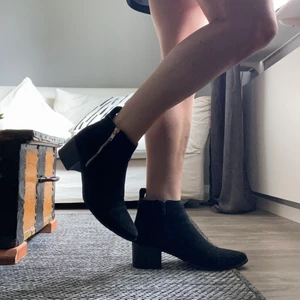 Boots i mocca-syntet - Boots i mocca-syntet. De är bara använda inomhus så i nyskick. 🦋🦋