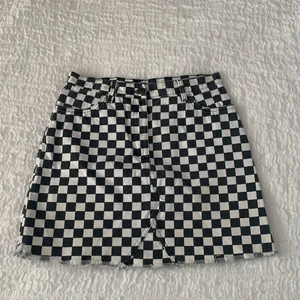 Svart/vit rutig jeanskjol - Använd få gånger, sitter väldigt bra och är inte för kort!