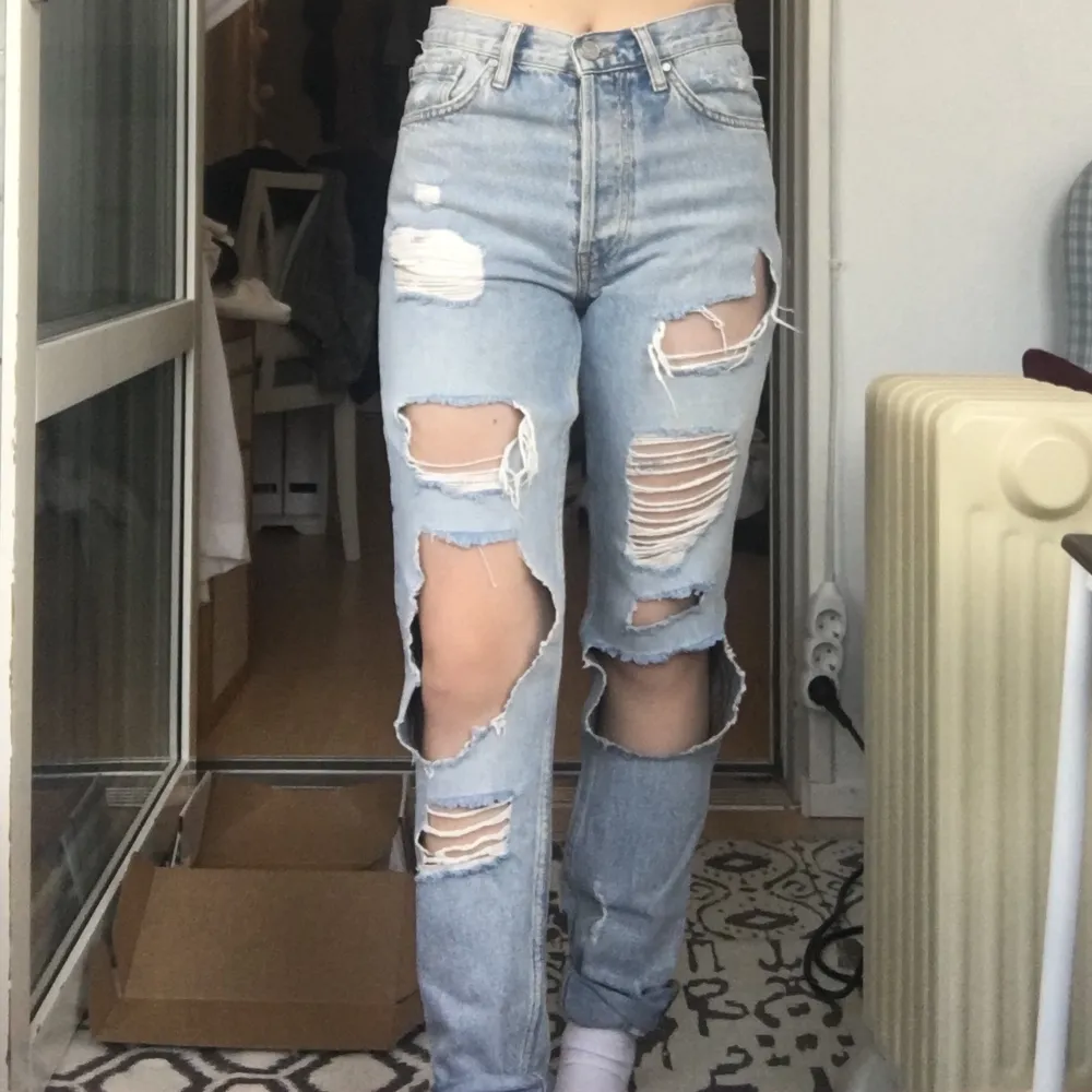 Fina håliga jeans från bikbok. Fint skick. Passar fint nu till sommaren. Storlek xs men skulle kunna passa s, passar på mig som oftast är s.. Jeans & Byxor.