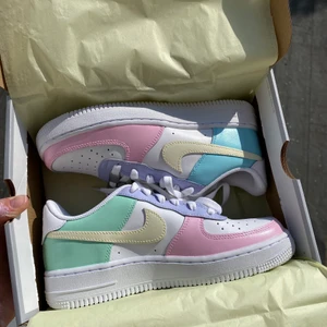 Air force custom  - Jag säljer egendesignade af1.                                             Alla storlekar och designer är möjliga! Bilderna är till för inspiration, du får såklart designa din helt egen sko.             Om du vill beställa ett par efter din smak och tycke är det bara att skriva till mig här på plick eller på min instagram som ni hittar längre ned.  Jag ser till att skräddarsy skon efter dig. Pris varierar beroende på storlek och design därav är det satta priset bara exempel.                                                    Instagram: @pastel.customs   🍬👟                                      (mina egna deisgner och bilder)