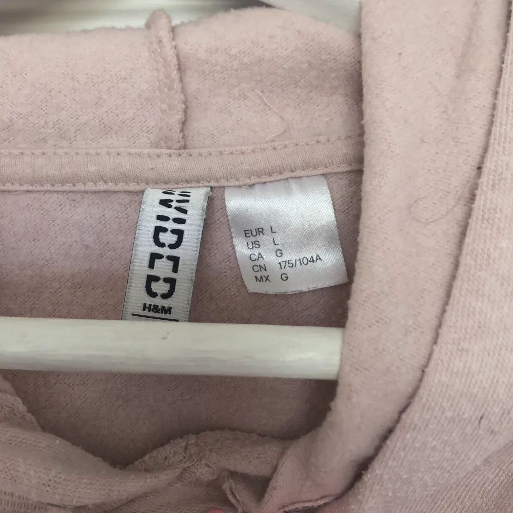 En basic rosa hoodie från H&m i bra skick. Storlek L men passar mig som är S. 50kr + frakt💗. Hoodies.