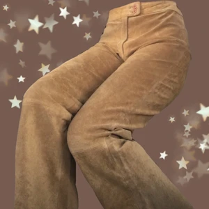 Byxor strl 36 - Bootcut byxor i mocka. Fint skick. Storlek 36/s.