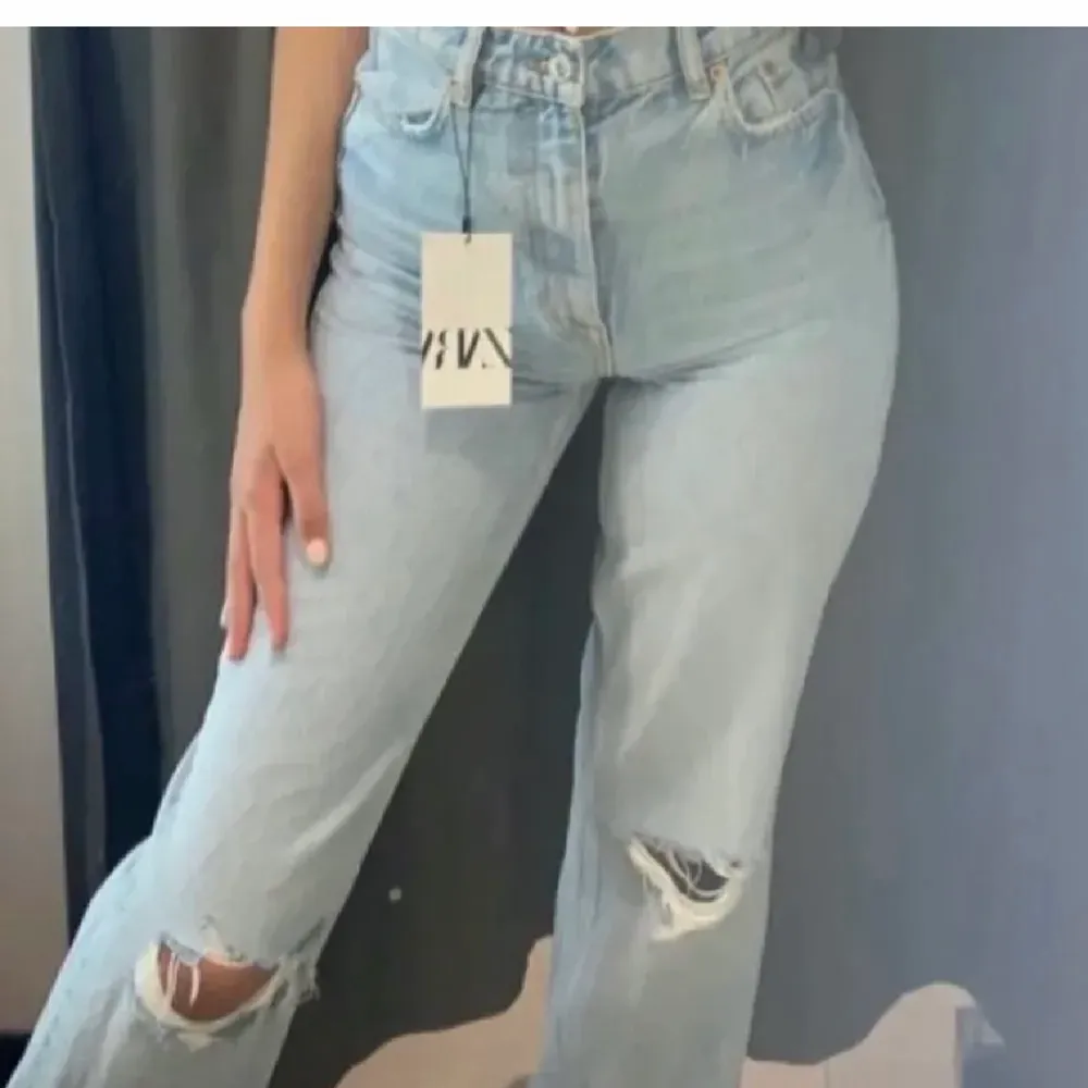 Populära ripped jeans från Zara, otroligt bra skick! . Jeans & Byxor.