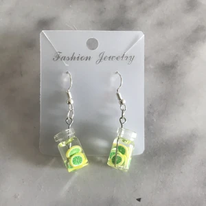 Örhänge - Trendigt smycke, kallas ( drink örhängen ). Så snyggt