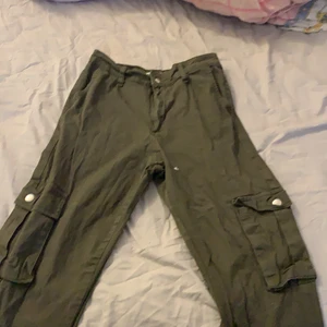 Cargobyxor - Fina cargobyxor säljer pga att ja vuxit ur dom använd några gånger själva bandet där man kan sätta dit bälte är trasigt där bak som man kan se på andra bilden annars super fina o hela lite skrynkliga men de går såklart o fixa💕