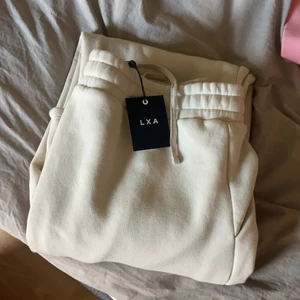 LXA sweatpants - Säljer dessa oanvända/helt nya mjukisbyxorna från LXA. Orginalpris 599 Först till kvarn😄