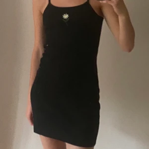 Klänning - Säljer denna super fina klänning från junkyard. Endast använd en gång  köptes förra sommaren. 