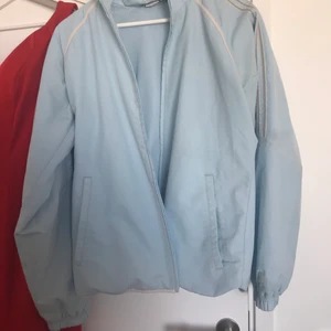 Adidas vindjacka - Nice vindjacka från adidas. Ganska använd men fortfarande inget synligt fel på den. Storlek S/M men storleken beror på hur man vill att den ska sitta, den är lite oversized på mig som har S/M