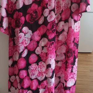 Na kd - Lång blommig klänning i tunt material som passar bra på sommaren. Frakt ingår i priset och klänningen är köpt för 500kr