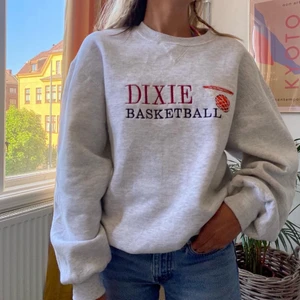 RUSELL Sweatshirt - As fin sweatshirt i storlek M, modellen är 163 cm💫 Skriv om du har frågor