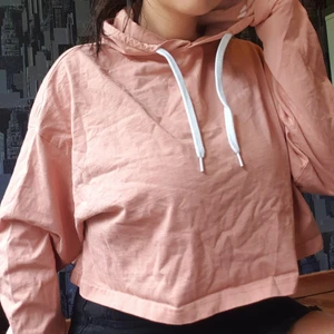 Weekday hoodie - Rosa croppad hoodie från weekday. Använd typ 3 ggr.
