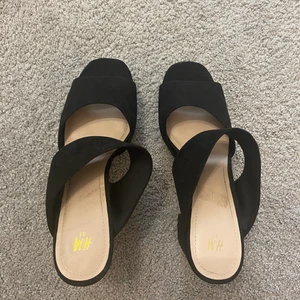 41 - Svarta klackskor, oanvända