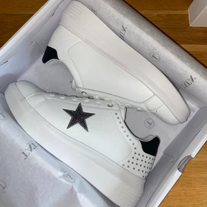 Sneakers med stjärna - As balla sneakers som liknar Zadig skor. Helt nya i skokartong. Storlek 39.