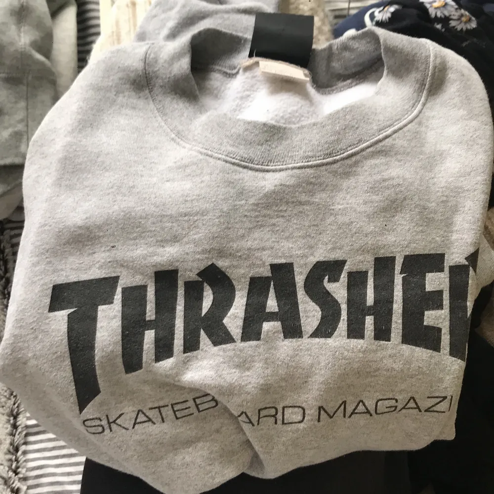 En mysig Thrasher collegetröja! Sitter snyggt och lite oversize för mig som är XS/S! Frakt tillkommer❤️. Tröjor & Koftor.