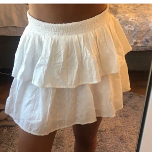 Vit kjol - Lägger upp igen pga oseriös köpare. Säljer en jättesöt vit kjol från Kappahl i storlek 170 (motsvarar ca strl S). Nypris 200 kr, helt oanvänd med lapp kvar❤️ lägg inga oseriösa bud