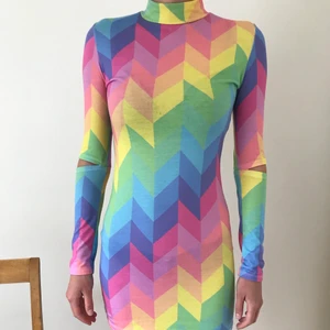 Minga London tight klänning regnbåge flerfärgad - Sexy snygg somrig klänning, perfekt till fest 🥵 stl XS/S, väldigt tight, polokrage kort kjol, cut out armar 