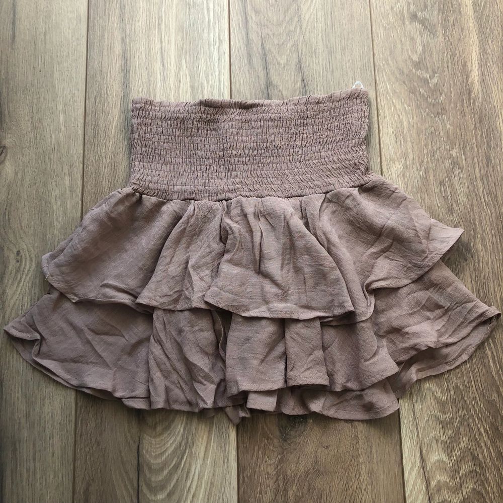 Söt kjol, säljer då den är lite kort för mig som är 173 , endast testad 😇 köparen står för frakten! Buda eller köp direkt för 250 ⚡️. Kjolar.