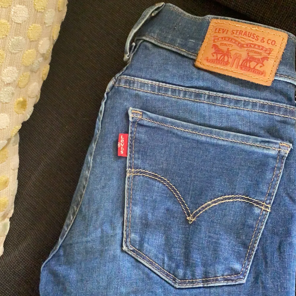 Säljer dessa äkta Levis jeans i strl. 23. Skriv för fler bilder 😊 . Jeans & Byxor.