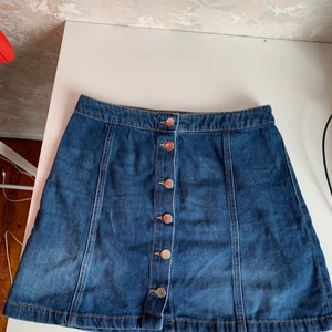 Jeans kjol strl 38 - Kjol från H&M i fint skick! Storlek s/m.