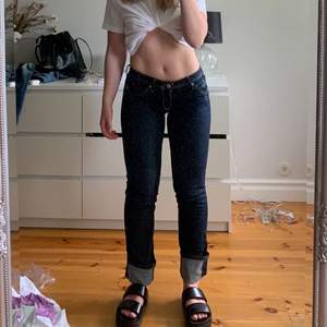 Jeans från Tommy Hilfiger, modell Victoria straight, jag är ca 158 och på bilden syns det hur mycker för långa dom är på mig, dvs hur mycket jag vikt upp byxan. Bra skick!
