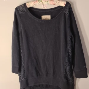 Hollister tröja - Mörkblå hollister tröja I storlek M, använd fåtal gånger så i fint skick! 