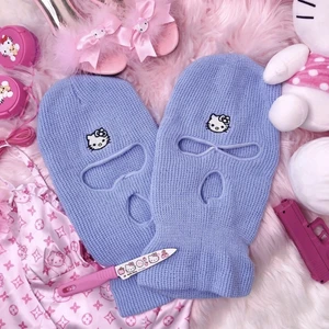 hello kitty balaklava  - Superfin ljusblå hello kitty balaklava (den till vänster), väldigt aesthetic och y2k! aldrig använd och kvar i förpackningen🫶💞