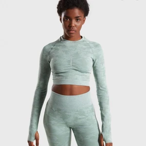 Gymshark original camo seamless -long sleeve crop top - Gymshark, använd två gånger, slutsåld på hemsidan, avklippt lapp på insidan (se bild)   (Orginalpris 450kr)  Kan mötas upp i Uppsala eller den kan skickas mot frakt:)
