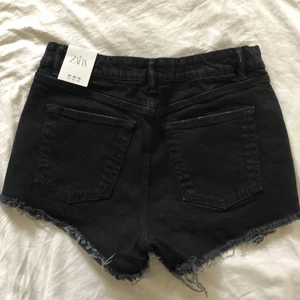 Zara shorts  - Säljer ett par jeansshorts från Zara i nyskick. Köpta förra sommaren men små i storlek. Storlek 40 (snarare en 38). Frakt 66kr🤎🤍
