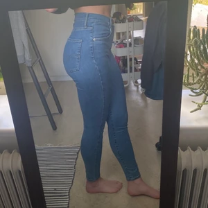 Jeans - Ett par (äkta) Levi’s jeans. Dom är köpta på Carlings och är endast använda några gånger. Nypris: 1300kr. Jag är 170 cm och väger ca 60kg och det sitter bra på mig. Det är strechiga i tyget och är högmidjade:) Pris kan diskuteras