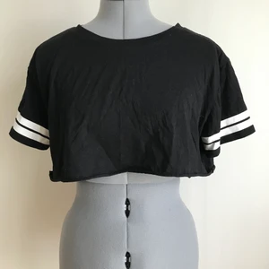 Magtröja svart S - Svart väldigt kort magtröja från HM. Använd ett fåtal gånger. Storlek S. Köparen står för frakten.