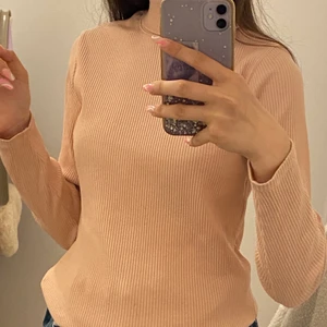 Stickad  - Säljer denna topp för 85 kr, från Zara. Använt typ 5 gg. Storleken är 13-14 år gammal. Ni kan buda om ni vill, kontakta mig om ni har frågor eller om ni ska köpa den.