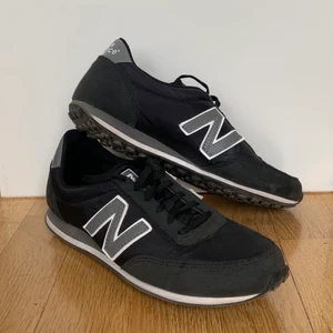 New Balance skor  - Ett par i princip helt oanvända sneakers från New Balance. Haft dom liggandes i garderoben ca 2 år så minns inte alls vad modellen heter. Supersköna och lätta att styla. Strl 38.5. FRAKT tillkommer från 66kr. 