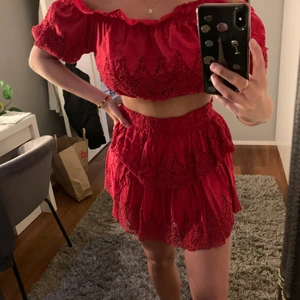 Kjol med topp  - Ett fint sommarset från Linn AhlborgXnakd. Fint skick i Storlek S. Nypris 600kr. 