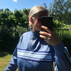 Tröja - Fin blå tröja med dragkedja som jag bara använt ett fåtal gånger. 