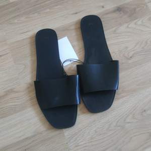 Svarta sandaler från HM i stl 41, passar även 40. Helt oanvända med prislappen kvar, perfekt nu till sommaren! Fri frakt 💛