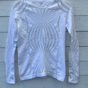 Vit långärmad träningströja - Fin träningströja från Casall med passande hål som dekorerar tröjan. 